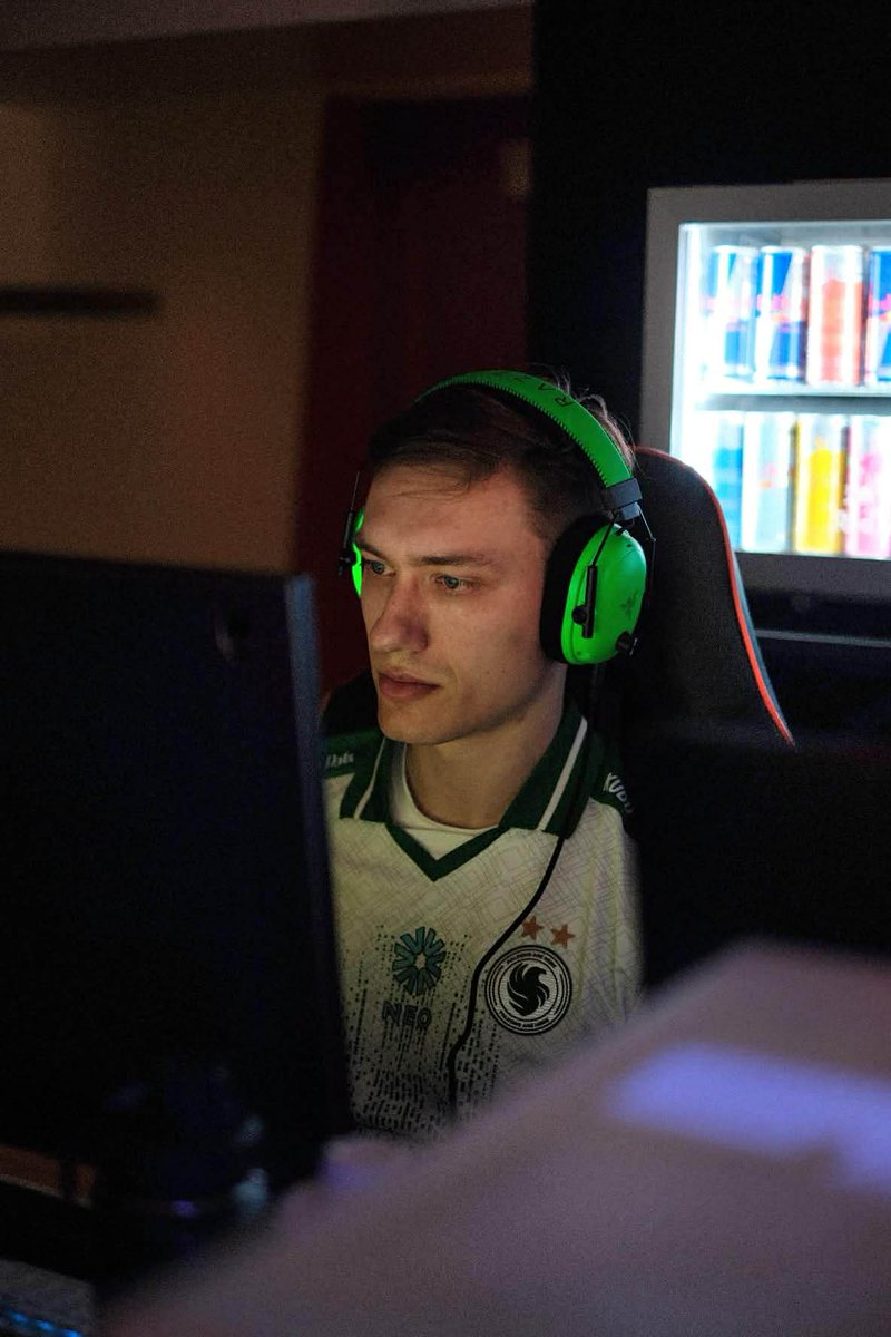 CarlJrtm's tweet photo. Thank you @TeamRazer for sending me the Wolverine V3 Pro controller and BlackShark V3 Pro headset.

I had the chance to test both during @Lan_ETS. The controller felt very responsive to play with, and the headset delivered amazing sound quality all weekend long.

I highly recommend them for anyone looking for high quality gear! 💚