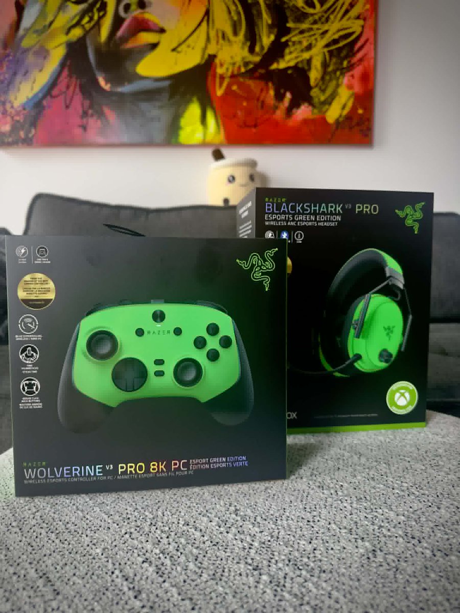CarlJrtm's tweet photo. Thank you @TeamRazer for sending me the Wolverine V3 Pro controller and BlackShark V3 Pro headset.

I had the chance to test both during @Lan_ETS. The controller felt very responsive to play with, and the headset delivered amazing sound quality all weekend long.

I highly recommend them for anyone looking for high quality gear! 💚
