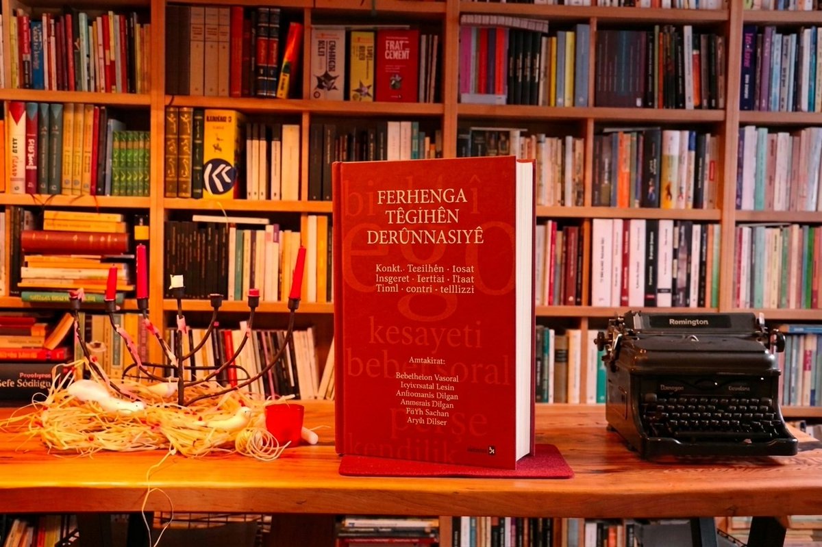 RupelNews_ku's tweet photo. 📕Ferhangê Têgihên Derûnnasiyê hat çapkirin

@avestayayin @akeskinavesta 

https://t.co/w5IAmzO2kn https://t.co/xQX0Za01ty