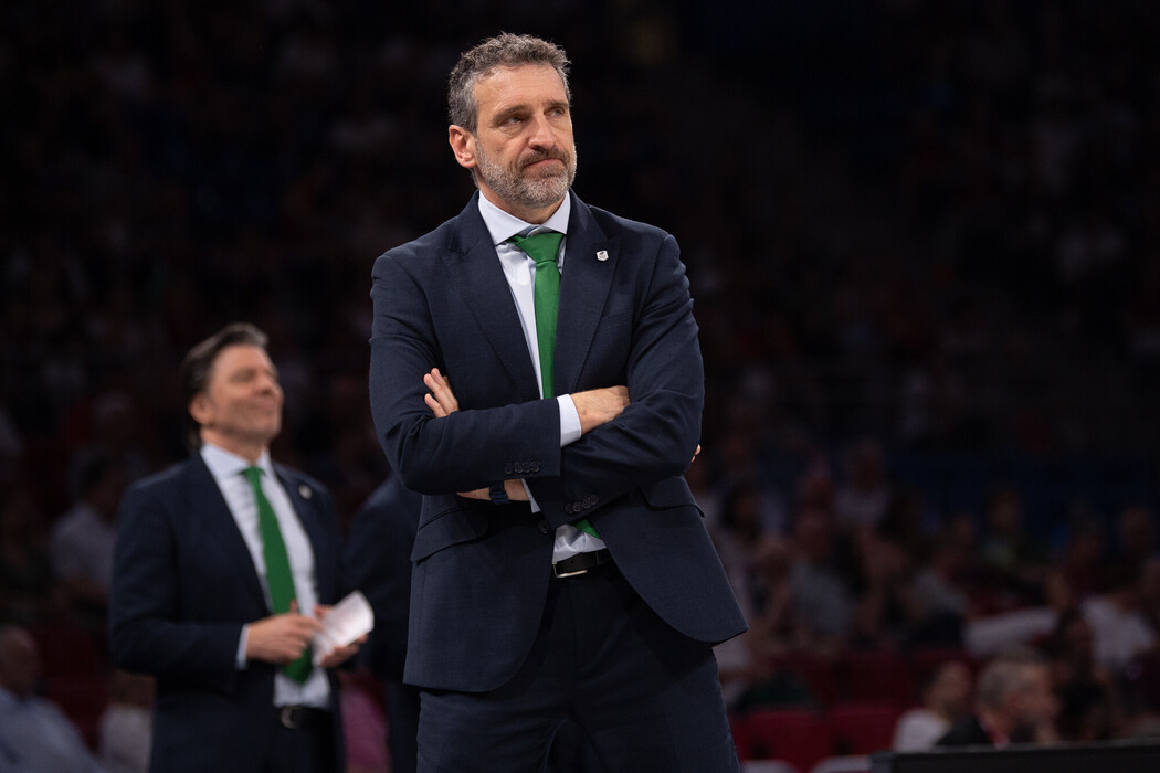 Alex_ReyesIB's tweet photo. OTRAS LIGAS || 🇷🇸 Ibón Navarro es nuevo entrenador de Estrella Roja.
El técnico vasco vivirá su primera aventura lejos de la ACB y volverá a disputar la Euroleague.
#ExACB https://t.co/seR7fEakCP