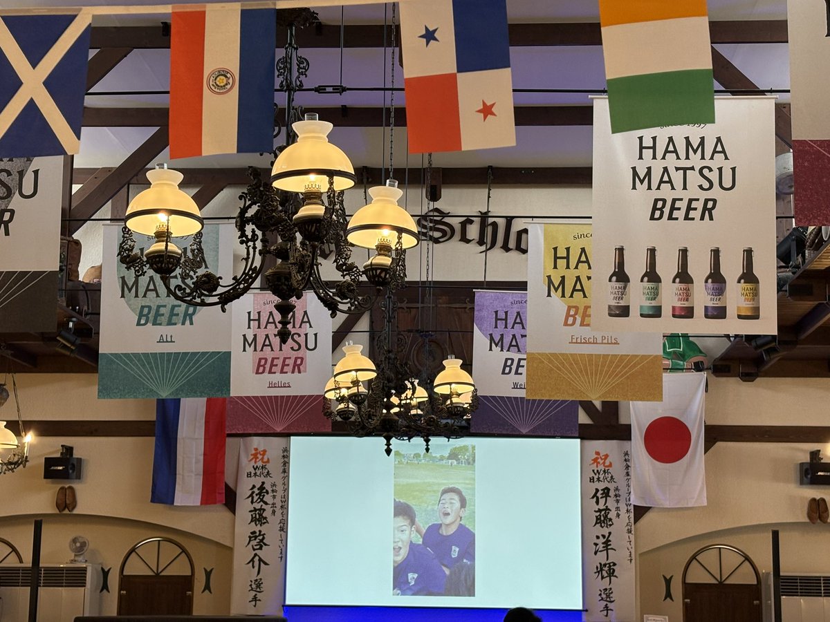 MS4521146's tweet photo. 今日のテレビ放送でも各社紹介してくれましたが、店内はすっかりワールドカップ仕様になっています！

垂れ幕は何と手書きです(本社の総務の子) https://t.co/nqHo3Pexuf