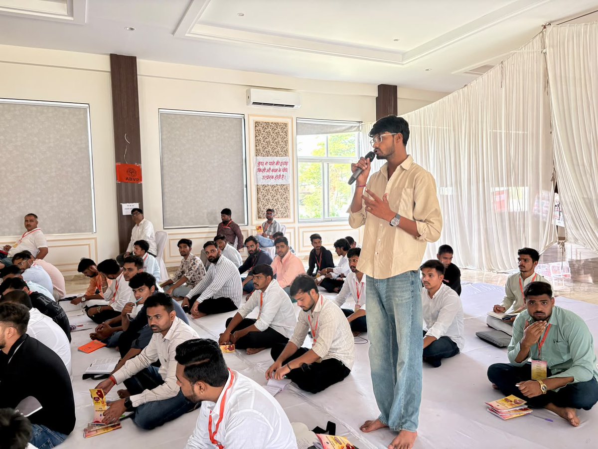 abvpchittor's tweet photo. प्रान्त अभ्यास वर्ग के चतुर्थ दिवस के सत्र क्रमांक 13 में "अखिल भारतीय कार्यक्रम पृष्ठभूमि एवं प्रभावी योजना'' विषय पर प्रान्त संगठन मंत्री श्री @VirendraSinghHV ने कार्यकर्ताओं को संबोधित किया।

#abvpchittorprant https://t.co/bdKd1bB2ka