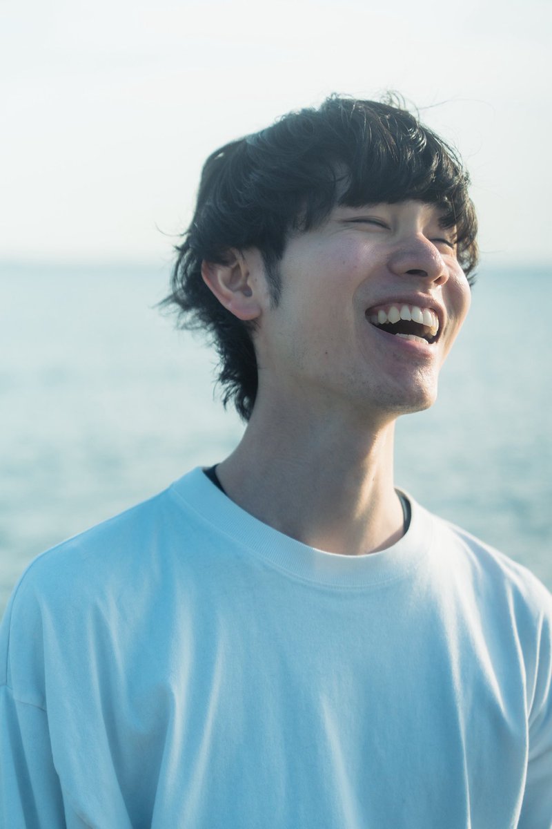 sugimotokenta_'s tweet photo. 撮影において一番大切なのは、カメラや写真の技術ではないと思っています

この人なら自分の気持ちや今の状況を否定せずに受け止めてくれる

上手く話せなくても大丈夫
笑えなくても大丈夫
無理に何かを演じなくても大丈夫

そう思っていただける関係を作ること

人として信頼していただけて初めて、その人らしさは写真の中に現れるのだと思います

だから私は写真を撮る前に、その人の話を聞くことを大切にしています

#fleetingfeelfree
#genic_web