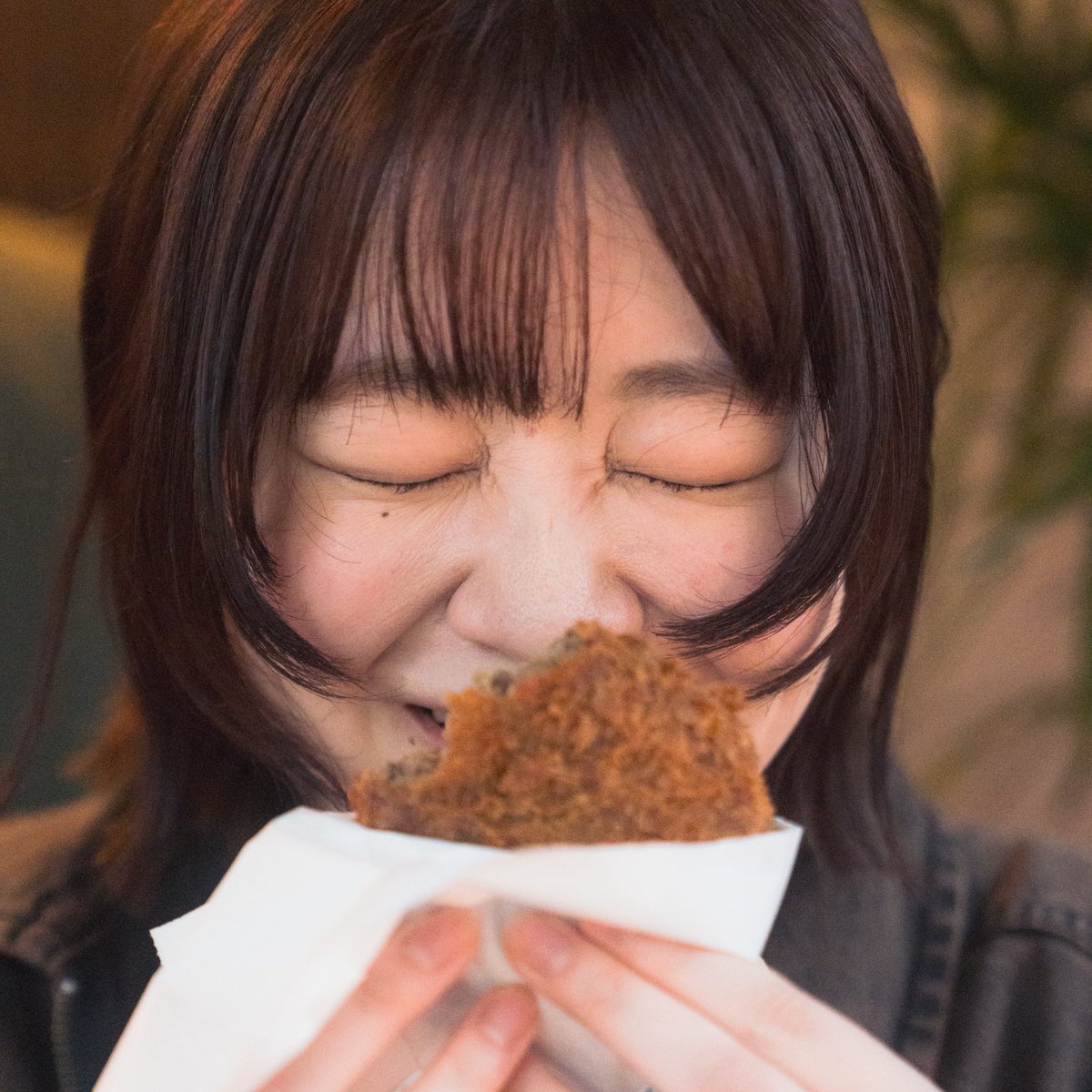 sugimotokenta_'s tweet photo. 撮影において一番大切なのは、カメラや写真の技術ではないと思っています

この人なら自分の気持ちや今の状況を否定せずに受け止めてくれる

上手く話せなくても大丈夫
笑えなくても大丈夫
無理に何かを演じなくても大丈夫

そう思っていただける関係を作ること

人として信頼していただけて初めて、その人らしさは写真の中に現れるのだと思います

だから私は写真を撮る前に、その人の話を聞くことを大切にしています

#fleetingfeelfree
#genic_web