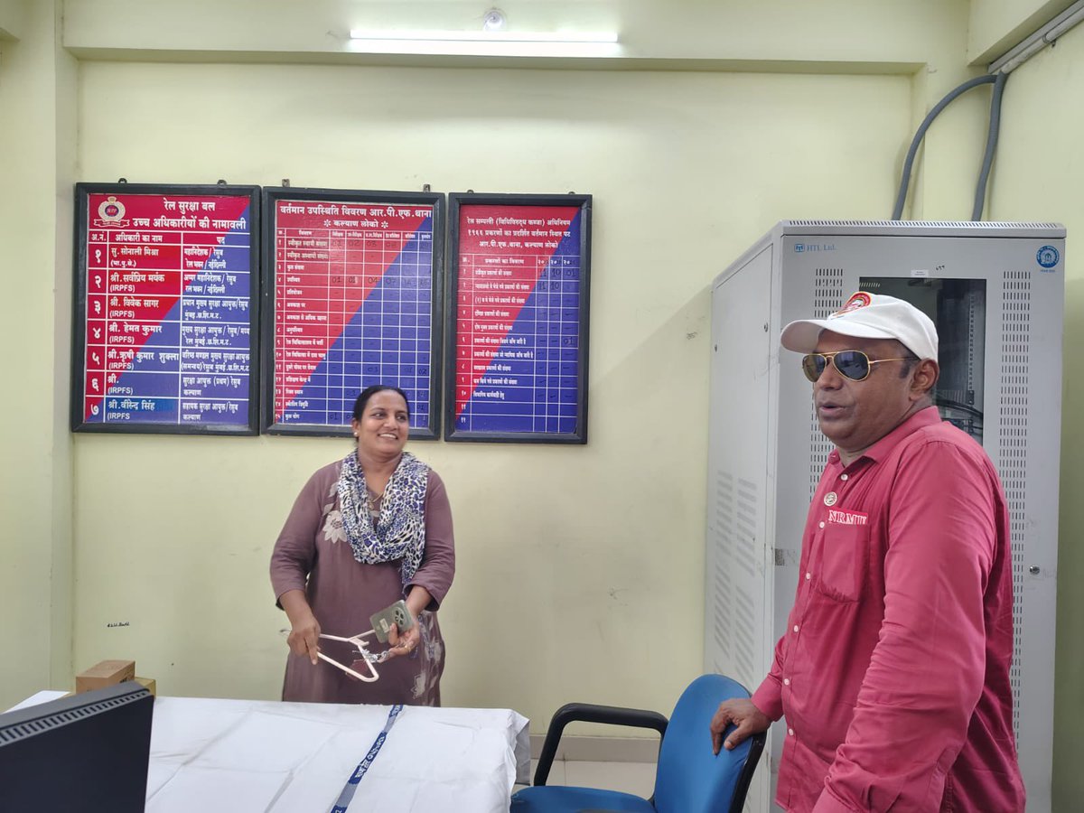 venupnair_nrmu's tweet photo. ✊दिनांक 12/06/2026 को इलेक्ट्रिक लोको शेड, कल्याण स्थित RPF चौकी में महामंत्री जी ने सौजन्य भेंट के दौरान RPF जवानों से संवाद स्थापित किया। इस अवसर पर उन्होंने जवानों के कार्यों एवं दायित्वों की सराहना करते हुए उनके अनुभवों एवं सुझावों को जाना। साथ ही, उन्होंने रेलवे परिसरों की सुरक्षा एवं संरक्षा में RPF की महत्वपूर्ण भूमिका की प्रशंसा की।🚩🚩🚩🚩🚩🚩🚩🚩

#ElectricLocoShedKalyan #Kalyan #RPF #RailwayProtectionForce #IndianRailways #RailwaySecurity #LeadershipVisit #EmployeeInteraction #RailwayFamily #SafetyAndSecurity #RailwayNews #Teamwork #PublicService