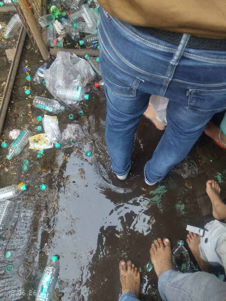 im_sandy_007's tweet photo. Devotees deserve better.
No queue discipline. No drinking water. Poor shade. Barefoot devotees walking through dirty stagnant water and garbage.
Shocking negligence at Kal Bhairav Temple. Immediate action needed.
@CMMadhyaPradesh #Ujjain @collectorUJN @JansamparkMP https://t.co/yONdoAmtQy