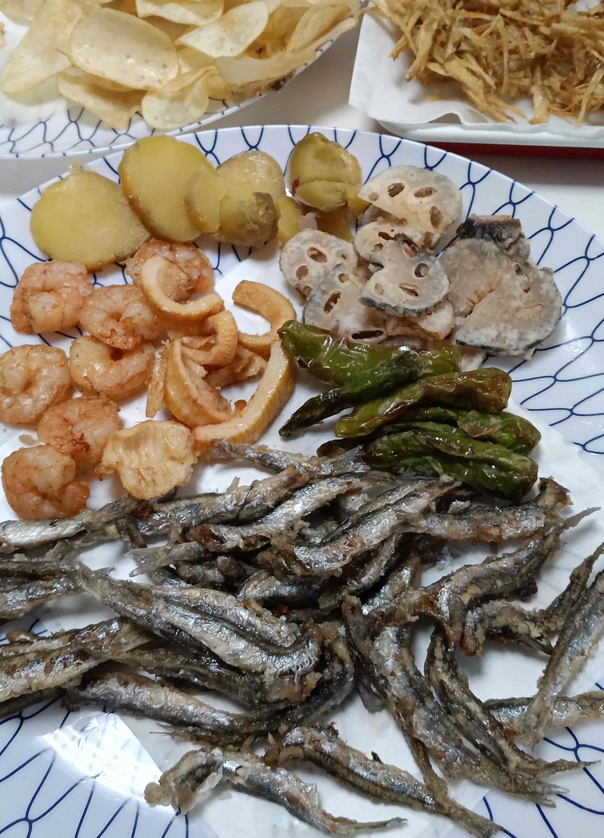 bakagane's tweet photo. 解禁されて水揚げされた小イワシを天ぷらにして夕餉に。刺身としても食べられる鮮度のよい小イワシなので、天ぷらも美味しゅうございました。 https://t.co/Pnr47KDKDt