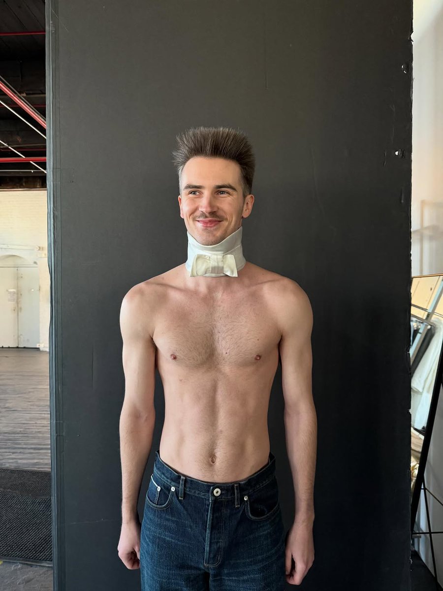 darbleymiller's tweet photo. It's a choker, but sexy and renaissance https://t.co/bb3JkZ9P7Z