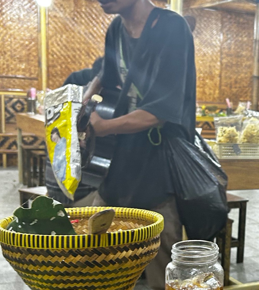 boiznedo's tweet photo. DEMI ALLAH 😭😭😭😭🤣 GUE LAGI MAKAN DI PINGGIR JALAN TERUS ADA PENGAMEN DATENG KANTONGNYA PAKE BUNGKUS TOS TOS MUKANYA SUNGHO ANJEEER YAALLAH KAPAN YA DUNIA GW ISINYA NGGAK BOYNEXTDOOR TERUS https://t.co/ykawmfkhke