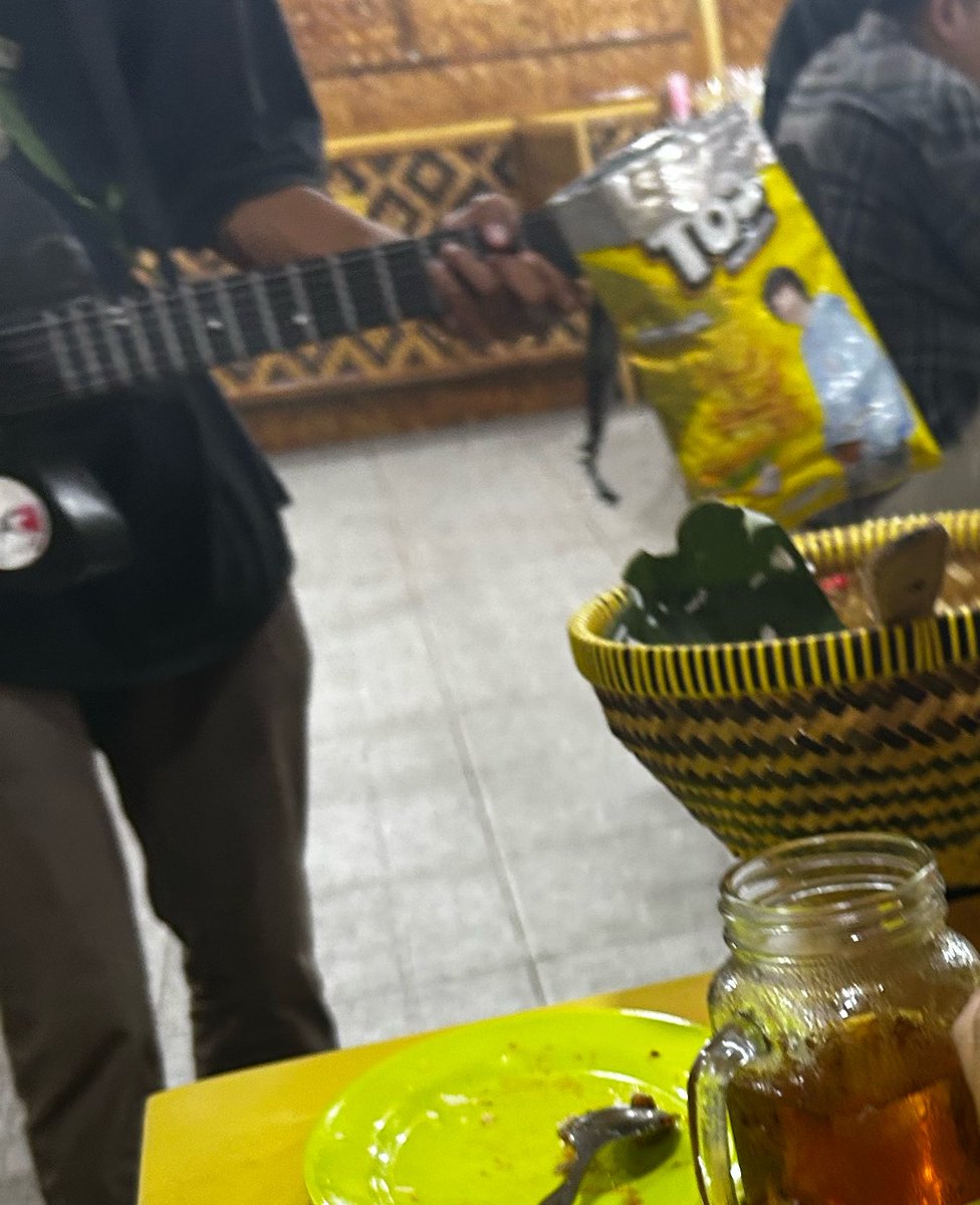 boiznedo's tweet photo. DEMI ALLAH 😭😭😭😭🤣 GUE LAGI MAKAN DI PINGGIR JALAN TERUS ADA PENGAMEN DATENG KANTONGNYA PAKE BUNGKUS TOS TOS MUKANYA SUNGHO ANJEEER YAALLAH KAPAN YA DUNIA GW ISINYA NGGAK BOYNEXTDOOR TERUS https://t.co/ykawmfkhke