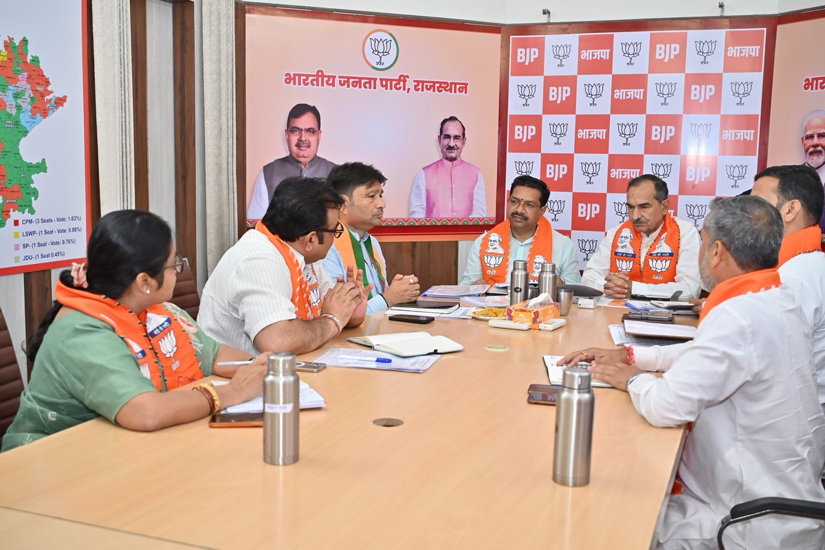 ajaeybjp's tweet photo. आज प्रदेश भाजपा कार्यालय, जयपुर में माननीय प्रदेश अध्यक्ष श्री @madanrrathore जी की उपस्थिति में संभाग प्रभारियों के साथ विभिन्न संगठनात्मक विषयों को लेकर बैठक की।

@BJP4Rajasthan https://t.co/LEz8lCl4v2