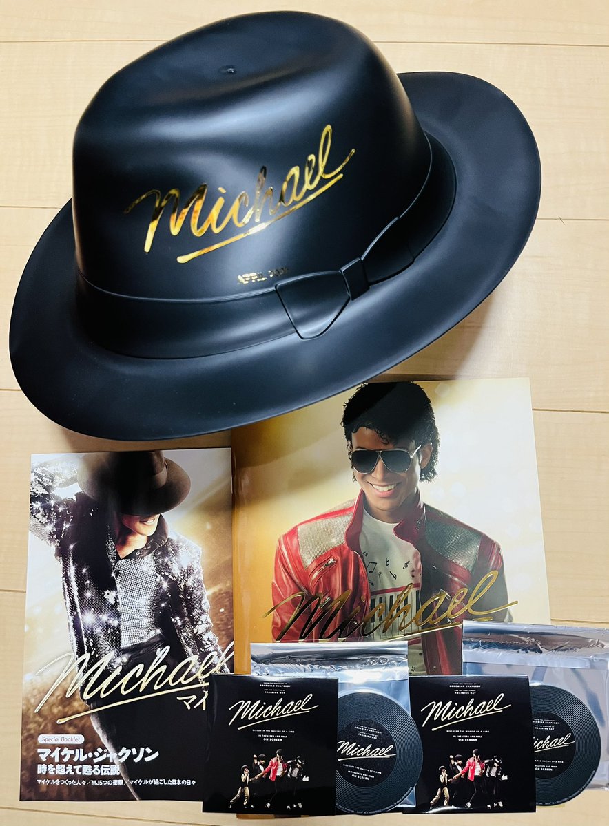 newgate72's tweet photo. Michael／マイケル、初日に鑑賞🕶️✨
世代ど真ん中ではないけど、個人的には物凄く楽しめた‼️内容は賛否あるにしても、中〜終盤のライブシーンは鳥肌もの🥹1988年までのお話なので、続編にも期待大🔥
因みに、アクリルコースターはまさかのダブりw ポップコーンハットは完全に衝動買いw

＃映画マイケル https://t.co/2xnAYmR3aW