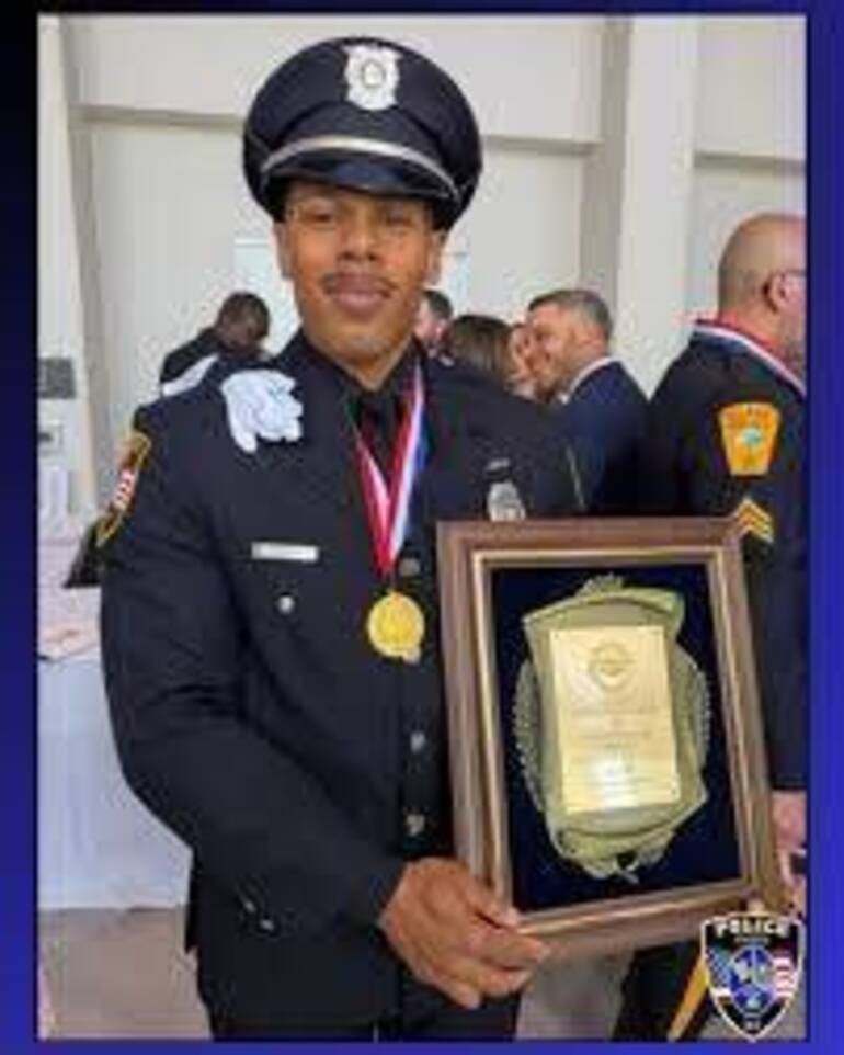 TAPintoNews's tweet photo. 🚔 Roselle Police Officer Paul Davis has been awarded the Medal of Valor for heroic actions taken while off duty.
Read more: https://t.co/VjNFZFOTtv
#RoselleNJ #Police #TAPinto https://t.co/ajXJndeEmU