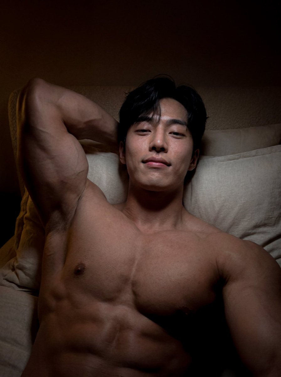 jaeyoungjoon_'s tweet photo. Up early? Or up late? 🌙 https://t.co/KU9oD2sf6M