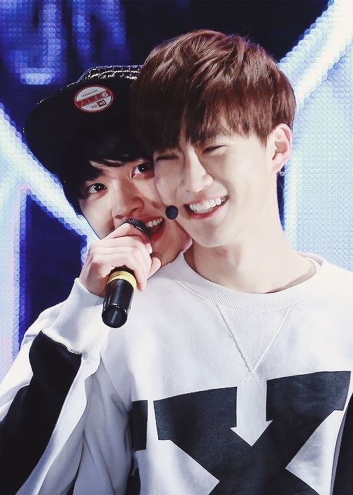someonelovesu_o's tweet photo. 동생 옆에서 표정 14년째 똑같은 남자 https://t.co/GRfPuLAckk