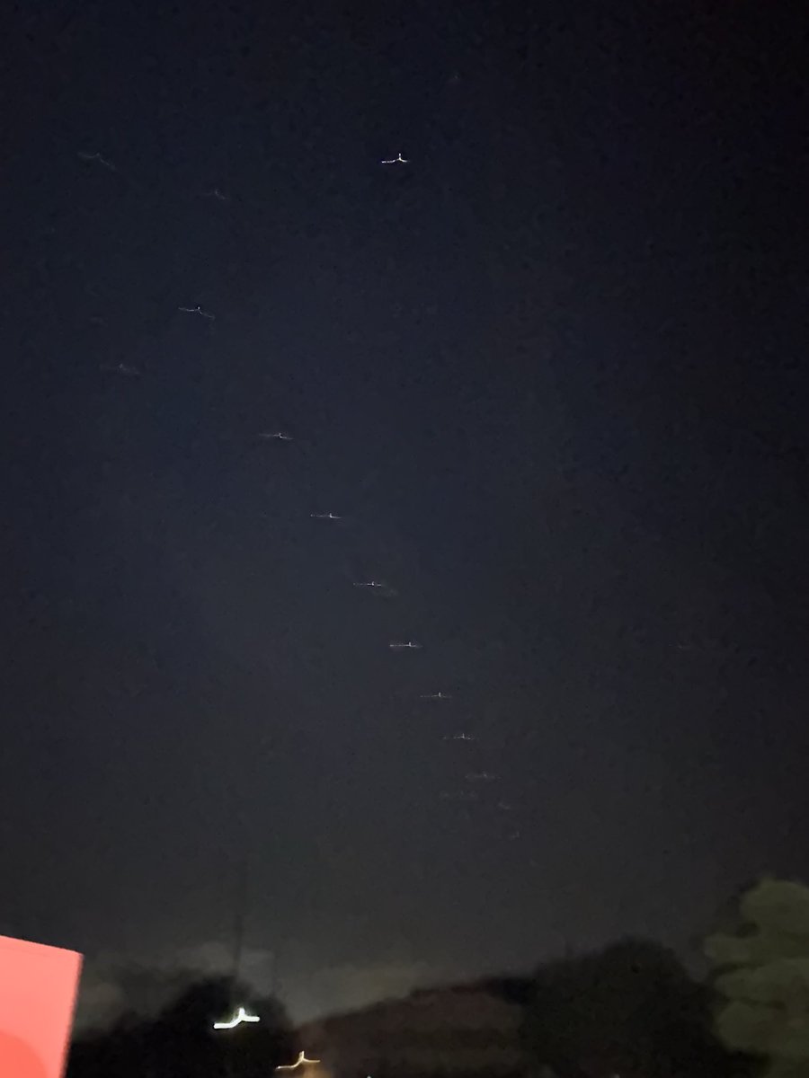 kzFX16's tweet photo. スペースX動かない🤣

スターリンク衛星見た時の写真でも貼るか✨ https://t.co/HpXZEHHj8J