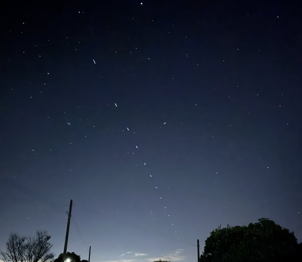 kzFX16's tweet photo. スペースX動かない🤣

スターリンク衛星見た時の写真でも貼るか✨ https://t.co/HpXZEHHj8J