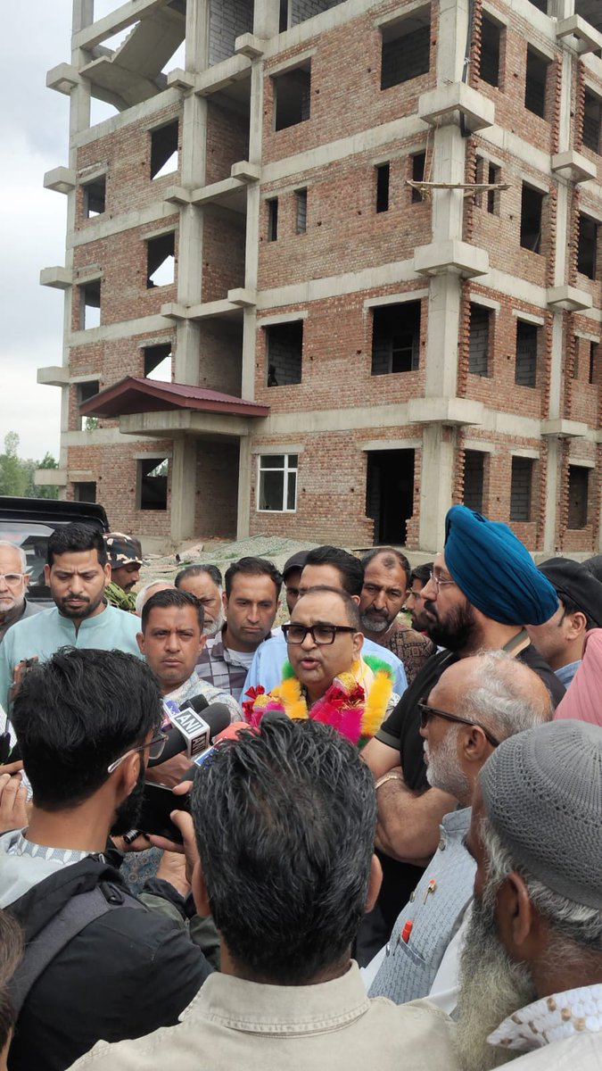 bjpbudgam4's tweet photo. BJP Minority Morcha National President Jamal Siddiqui today visited the under-construction District Hospital Budgam to review the progress of the project.

 He was accompanied by District President Hakeem Ruhullah Ghazi, Dr. Ali, Sameer Shah, Agha Mohsin and Minority Morcha team https://t.co/m9ikBmaRU9