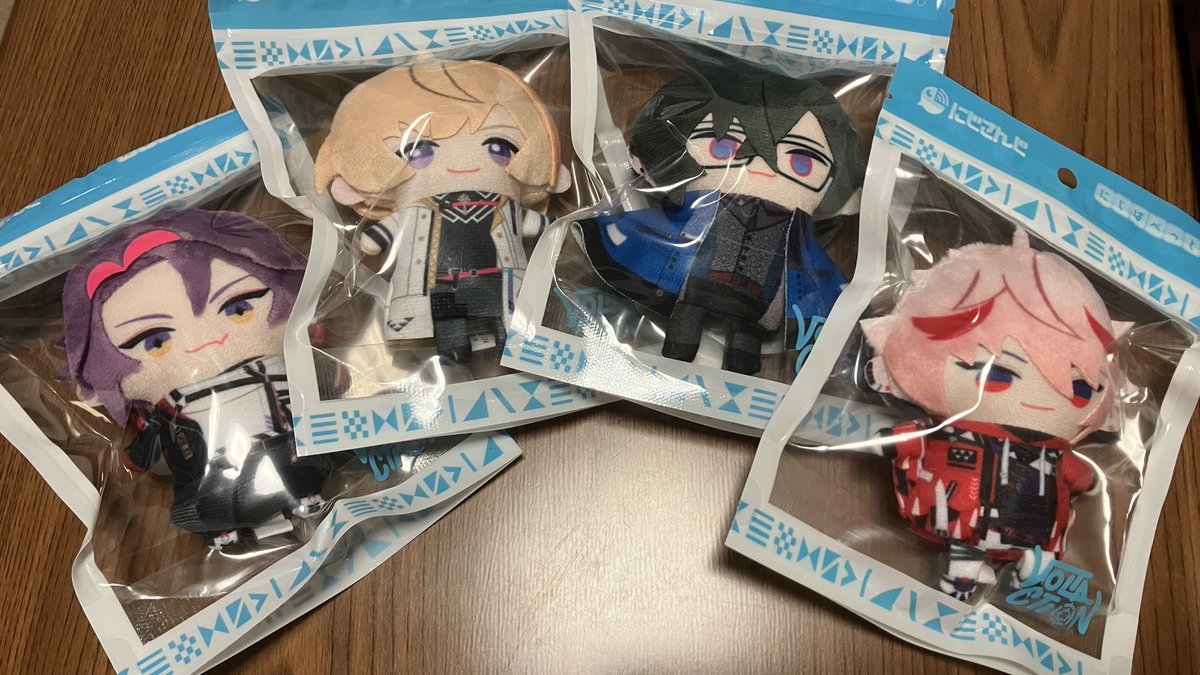 Cr64d's tweet photo. 先日悩みに悩んでセラフのにじぱぺを買ったんです。
可愛いなと思いながら我が家のデンヂムシの上に置いてたんです。
今日帰ったら旦那の手によってヤドンの上にヴォルタクションが揃っていたんですよ。
どういうことなんでしょう？？？？(((有難う))) https://t.co/dNt0ovWk5U