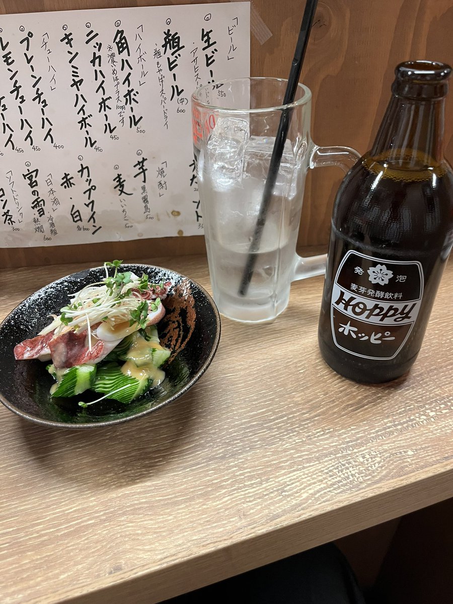 tomish104's tweet photo. 呑まんとやってられない金曜日。
1人飲みにいい感じの店を開拓中 https://t.co/5rSiuQfbld