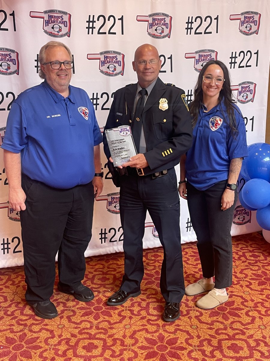 OKCPD's tweet photo. Join us in congratulating OKCPD Officer Kyle Bradley! 🎖️

Officer Bradley was recognized as the Law Enforcement Officer of the Year at the 8th Annual Heroes in the Heartland Conference for his exceptional dedication to our community. https://t.co/2QfPRMyOIe