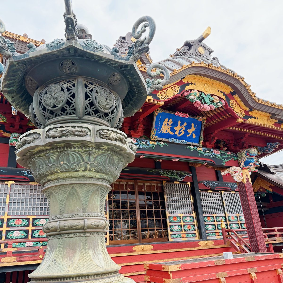 SASARAE1's tweet photo. 茨城県稲敷市にある「あんば様総本宮 大杉神社」を参拝⛩️
煌びやかな社殿に圧倒されました。
午年なこともあり大注目の、競馬ファンに人気な「勝馬神社」にも参拝。
奉納された大量の馬券が印象的でした。
神社で馬券を見たのは初めて。
お社の側にある、馬の頭の形をした御神木も素敵でした🐴 https://t.co/rUTcem8rNn