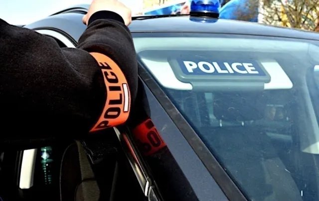 PoliceRealites's tweet photo. 🚨 Réveillé en pleine nuit par un coup de machette, frappé à la batte de baseball, le visage lacéré au cutter, séquestré et menacé sous la gueule d’une arme à feu… 

Z., habitant d’Osny (Val-d’Oise), a vécu une nuit de cauchemar aux mains de dealers venus réclamer une dette à son colocataire. 

Le RAID a dû être mobilisé pour interpeller les auteurs. 

Trois condamnations sont tombées.

Trois ans de prison dont un an ferme : est-ce suffisant pour des faits d’une telle gravité commis en récidive ?

(L’article complet dans le premier commentaire)
