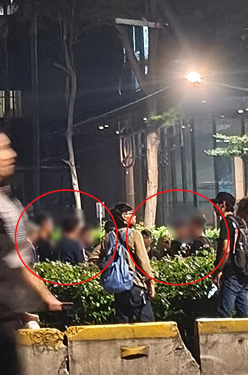 caepryy's tweet photo. Sekitar jam set 7, tiba tiba beberapa orang yg pake baju hitam yang tadinya kesebar, ngumpul jadi satu.

Satu orang langsung mimpin briefing pake walkie talkie. Jujur itu jumlahnya banyak, buat apa coba sama samain sama dress code mahasiswa? :) https://t.co/1eegQ9D1Q0