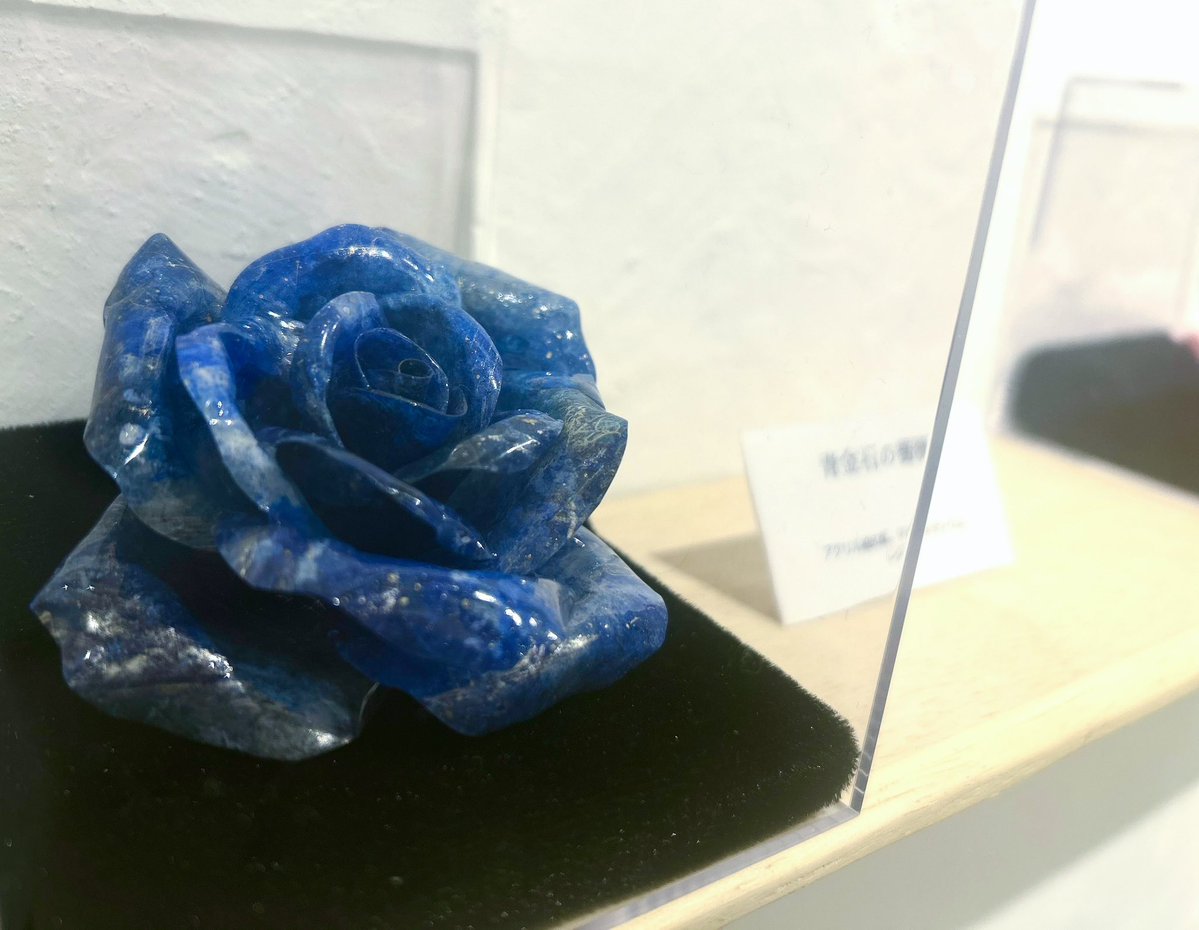 tanakanopizzaya's tweet photo. 6/13(土)-6/28(日）  ぴざや展示室
緑葉藍花「煌き収集部屋」
藍花ちゃんにとって、キラキラして見えるものをテーマにした個展です。鉱石や雨、大きい絵から、とても小さな絵まで様々です。今回も物販が超充実、ワークショップもあります。 https://t.co/yLHYw0BOWu
