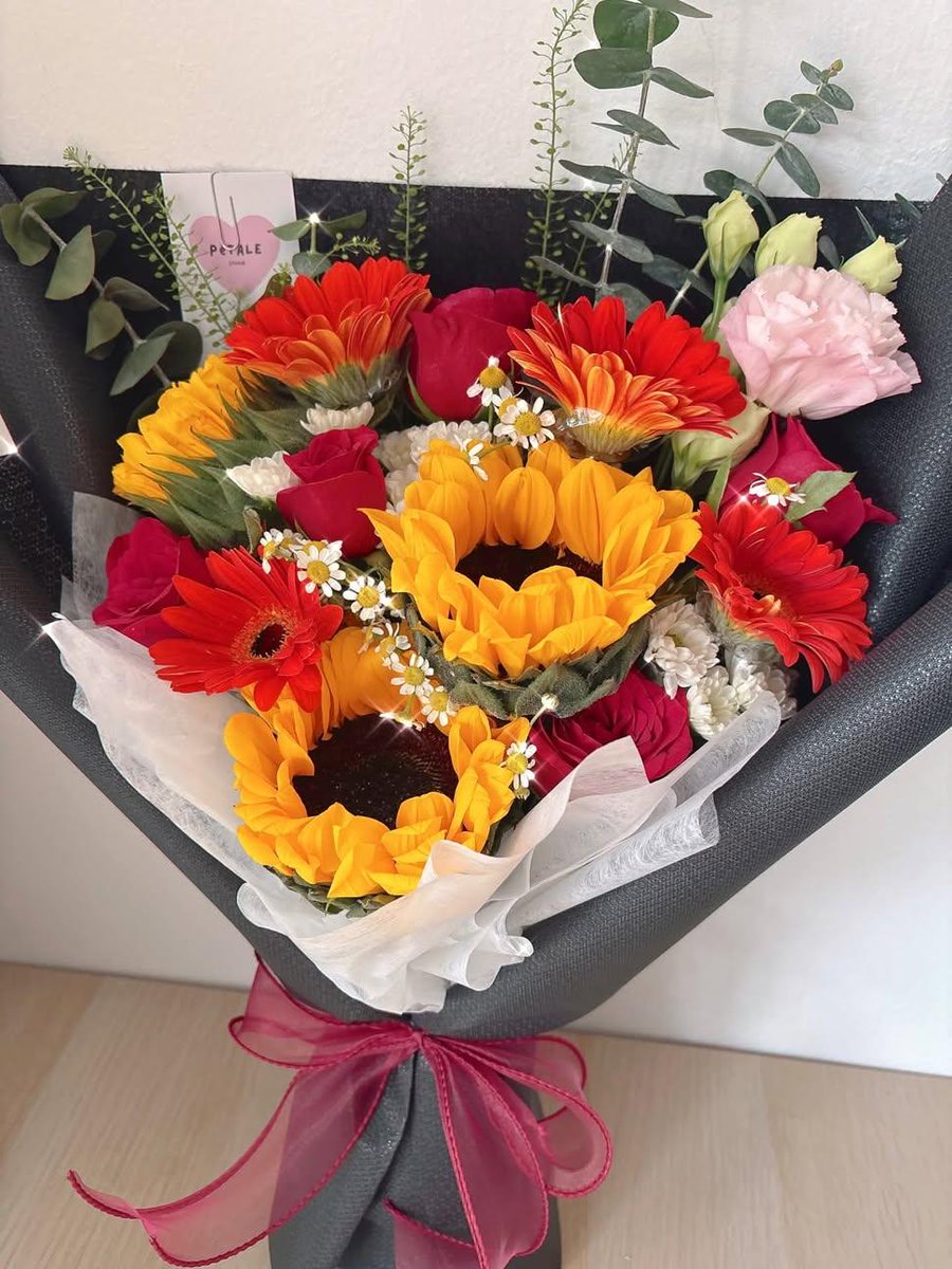 PetaleStudio's tweet photo. Custom bouquet specially made for your bestie. 

Black wrapping ni serious buat bunga colour naik. Lurve tak lurveeeee. Peminat sunflowers comment sikitttt https://t.co/PPRiTB4ej4