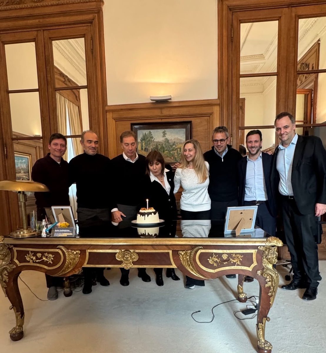 NuevaDataOk's tweet photo. @KarinaMileiOk  saludó a @PatoBullrich  por su cumpleaños y mostró una foto de unidad tras las críticas a @madorni  #milei #adorni #karinamilei #bullrich #politica 
https://t.co/ialebh2oOg https://t.co/qVChaYTSXk