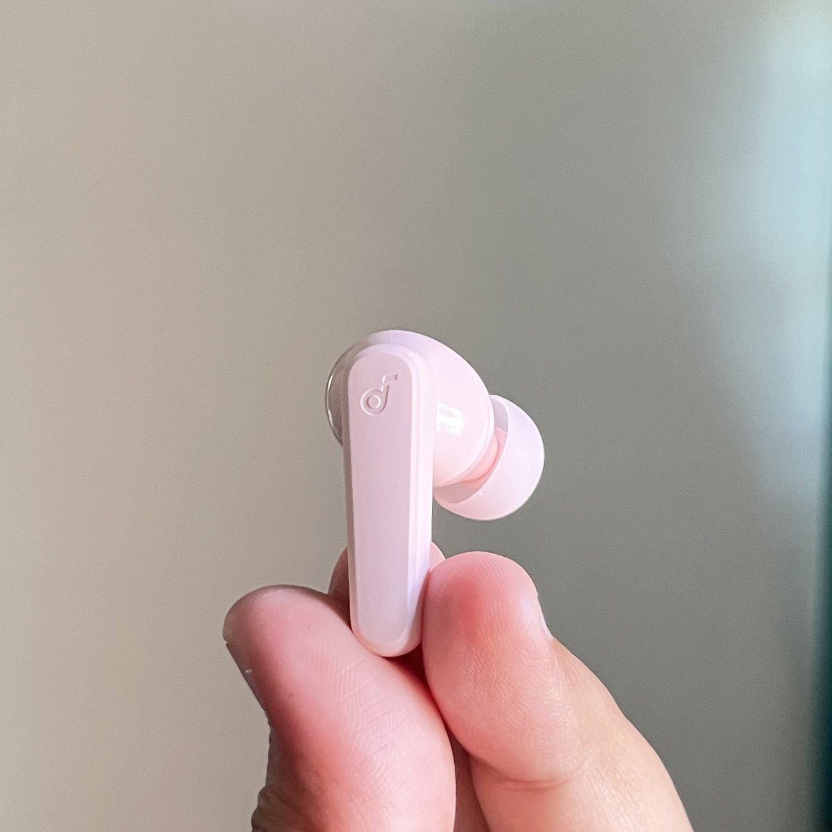 hlogwarts's tweet photo. setahunan pake soundcore r50i… udah kebanting, nyemplung ke bak air, sering hilang sebelah, terpisah dari cangkang nya juga… tapi tetap aja masih bagus suaranya gokil sih 😭👍🏻 https://t.co/EKjpbBHn9Z