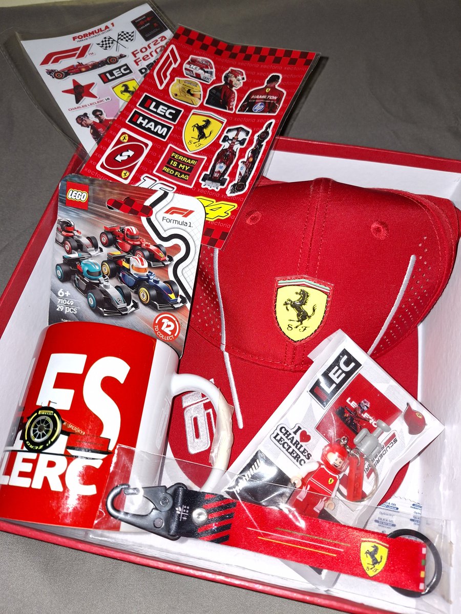 Kiwtkat_'s tweet photo. Ada tifosi ga disini? Wts jual murah rugiii  hampers F1 Ferrari isinya sticker pack 2pcs, lego, mug leclerc, keychain lego, keychain lanyard, sama topi,l ofc non authentic ya.
Prefer take all ya 200k incl boxnya yg aku beli di oren, tapi boxnya jelek menurutku https://t.co/Xk0KILQRTG