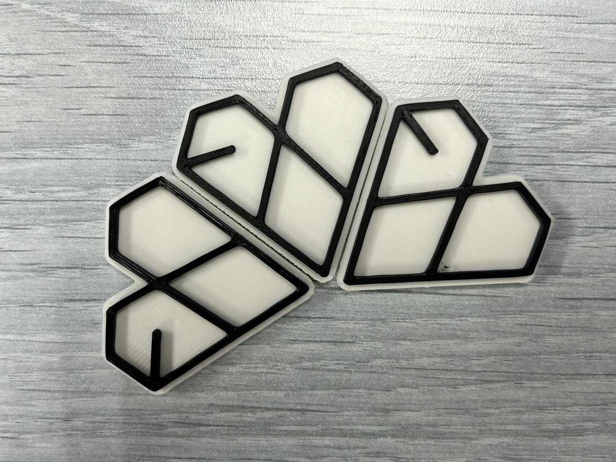 mmmhkaix's tweet photo. hello helloooo,

i have these 3D printed EXO heart-shaped logo. 30pcs yan. di na pwedeng keychain kasi hindi nalagyan ng sabitan. 

keri na 'to maging ref magnet no? didikitan ko na lang ng magnet sa likod. 😅 

randomly ko din yan ipapamigay sa concert day. di siya kasama sa trades. 🥰