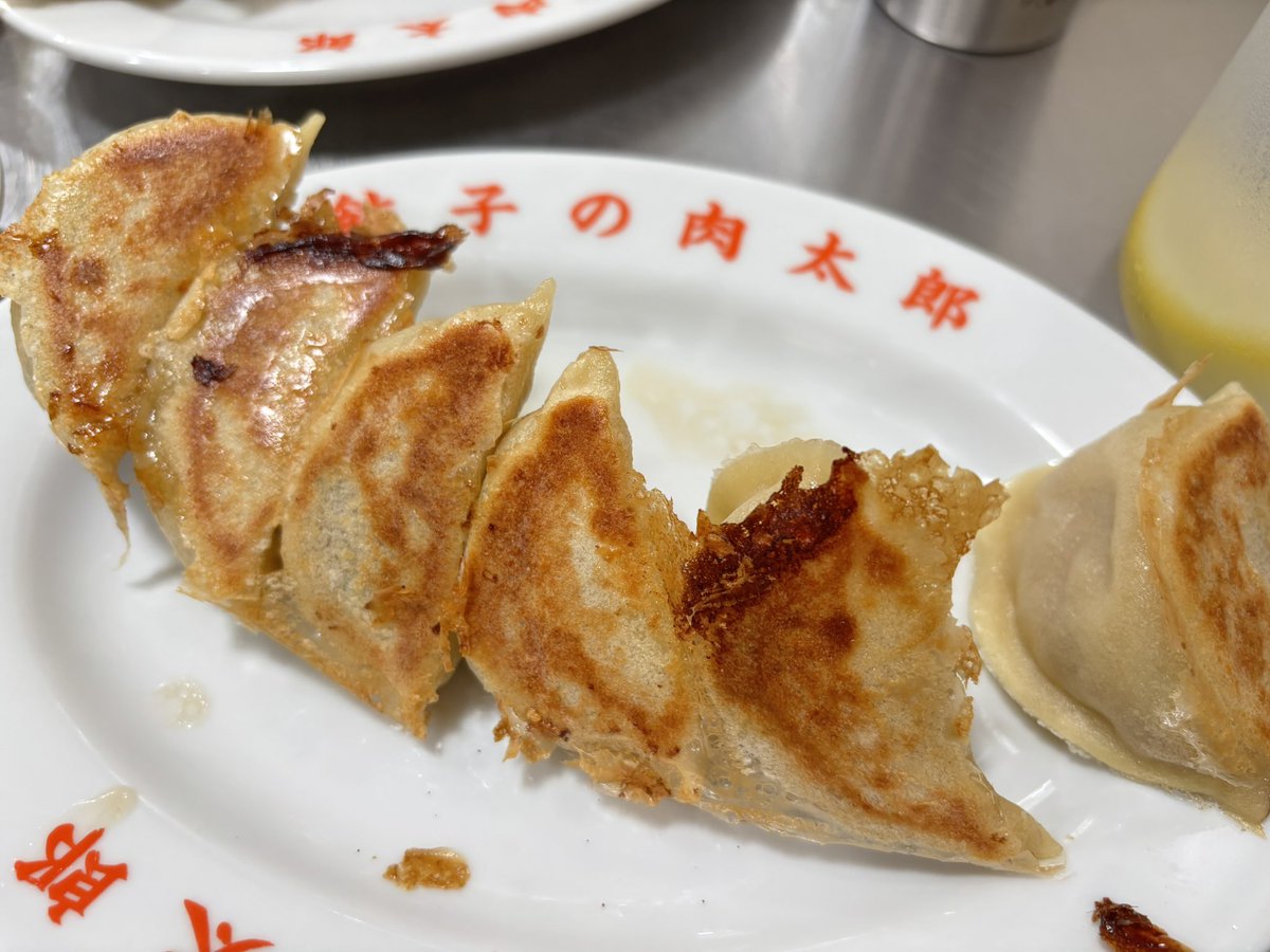 kanakoi's tweet photo. そりゃ並ぶよねー！なおいしさだった🙏！食べ終えたらメッセージ出てくるお皿好き🥟 https://t.co/W4bilF9jXC