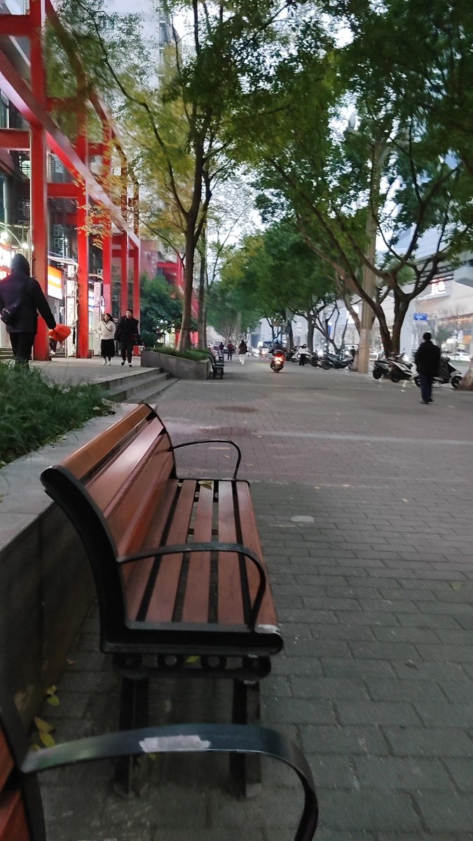 dey_debabrata's tweet photo. [Chilling on a city side street—random light, quiet energy, small moments that make urban days warm ]， https://t.co/gdxNFahf39