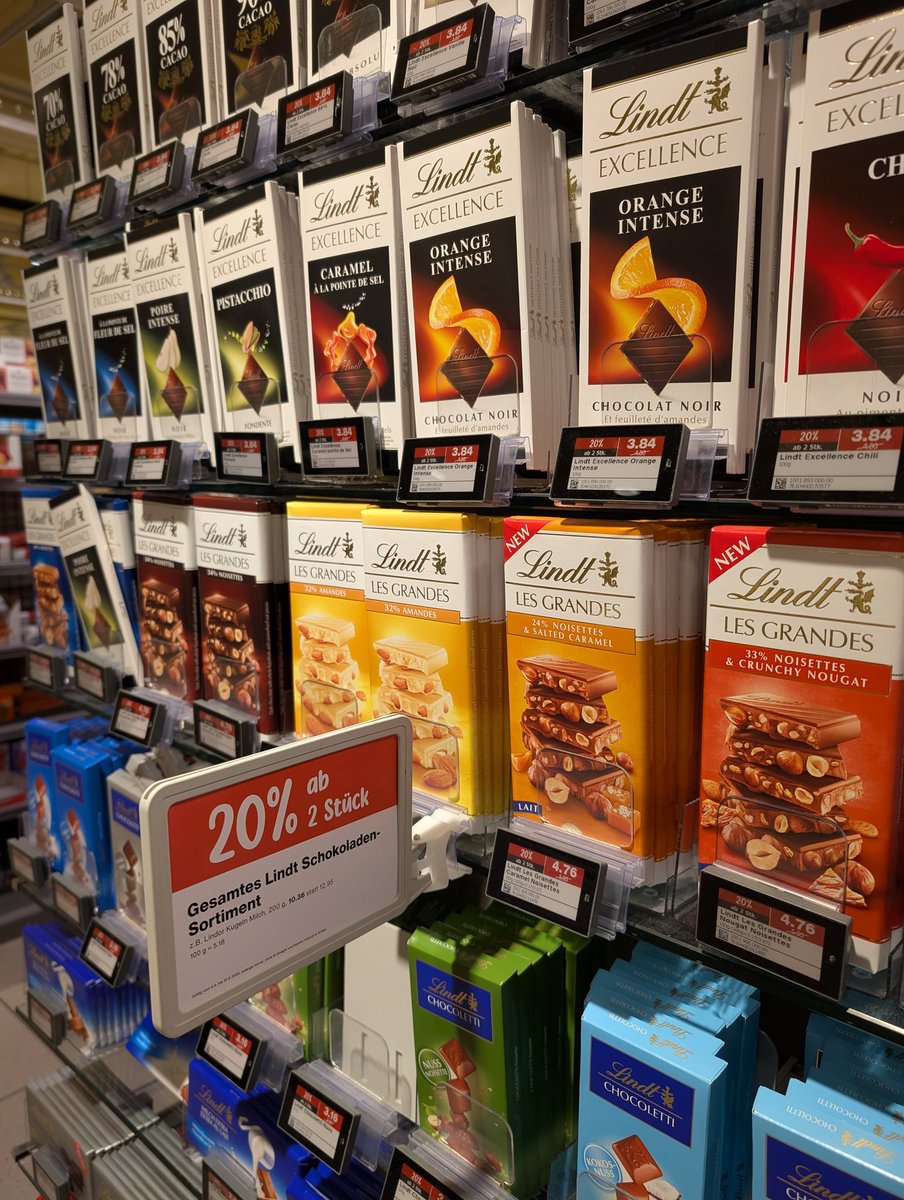 DudeBiotech's tweet photo. Look around in #Swizzneyland. @Lindt is on sale everywhere!!
#denner @migros @coop_schweiz
-20-30% good luck - that business model is broken IMHO.

Lindt-Aktien unter 95'000 Franken: Wieso Analysten dieses Niveau erwarten | cash https://t.co/mgDDrUBGRn https://t.co/zVgn9a0iiY