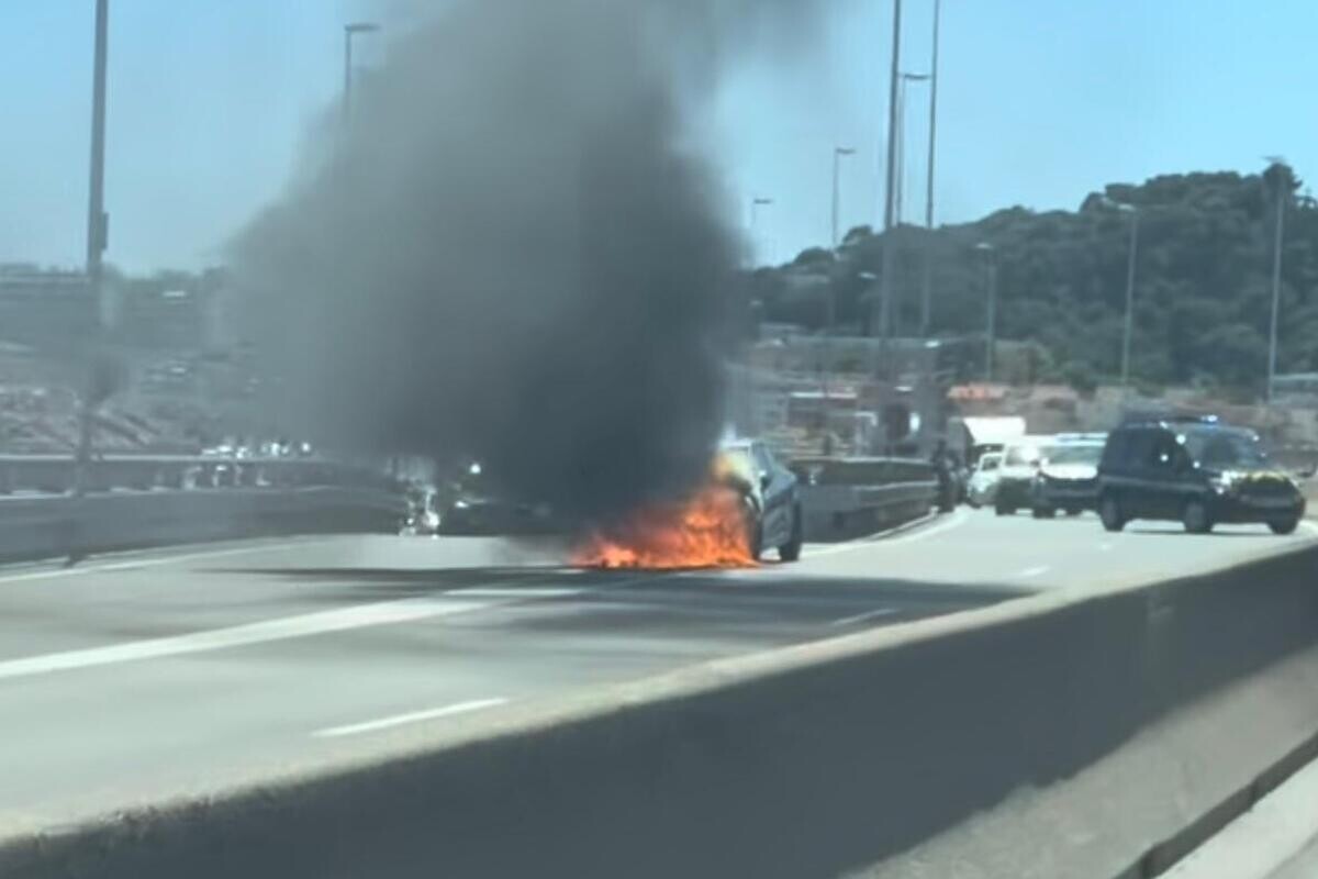 Nice_Matin's tweet photo. La voie Mathis complètement bloquée après l’incendie d’un véhicule, d’importants bouchons à Nice
👉https://t.co/sTdfnyKLbi https://t.co/xht3SyBwFj