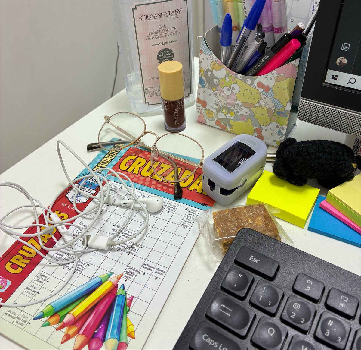 scissorslluvs's tweet photo. kit sobrevivencia pra 10h de trabalho e vista do pletismografo https://t.co/uNLqadLvhD