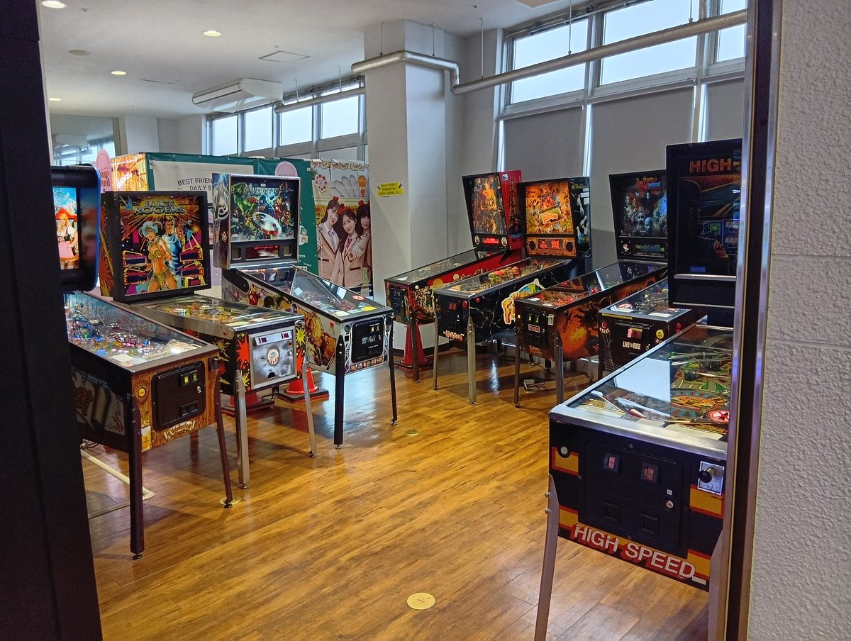 fWeQMYbzWKQiJsm's tweet photo. 三重県鈴鹿グランドボウルのゲームコーナー。昔はたしかテンボーイという施設だったような。比較的新しめのゲームが多いが、一角にはピンボールだけを8種類くらい集めたコーナーがあったのがレトロだった。ソニックブラストヒーローズは爆音だった。 https://t.co/qOkb5wMlKE