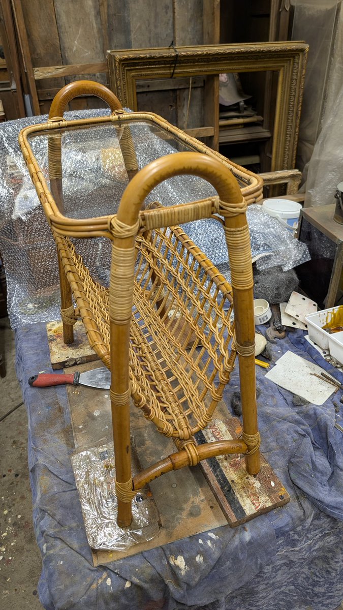 smeerlingantiek's tweet photo. #rotan
Vroeger was er een levendige industrie tak van rotan meubel fabrieken.
Door regelgeving helaas niet meer in Nederland.
Deze lectuur bak met glasplaat is ook weer zo,n mooi voorbeeld.
Stoelen zie je vaker voorbij komen.
Dit zijn de krenten in de pap. https://t.co/mqE1L5u0iv