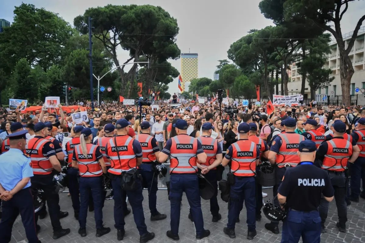 teleSURtv's tweet photo. 🚨Miles protestan en Albania contra megaproyecto turístico de Ivanka Trump  Ciudadanos se movilizan en Tirana contra el complejo de lujo de Ivanka Trump y Jared Kushner. Amenaza la Reserva Natural de Vjësa-Narta y podría impactar la adhesión de Albania a la UE. 

#Albania #IvankaTrump #MedioAmbiente #teleSUR