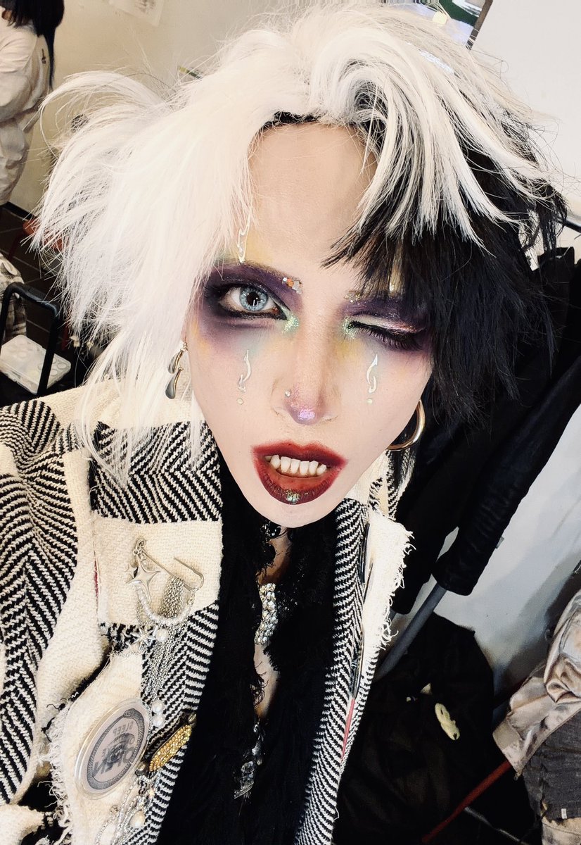 Ryoga_britannia's tweet photo. 赤羽ReNY、心からありがとうございました。

沢山の人に来てもらって感謝でしかない。

普段のライブにはない緊張感。

でもね、すんごく楽しかったです。

今日の為に全曲オリジナルで行かせていただきました。

ひとまず、本当にありがとう‼️🔥

セットリスト
1 道化
2 それでも
3 崇拝
4 幻聴チャップリン
5 foxyfoxy
6 残響
7 夜に聞こえる
