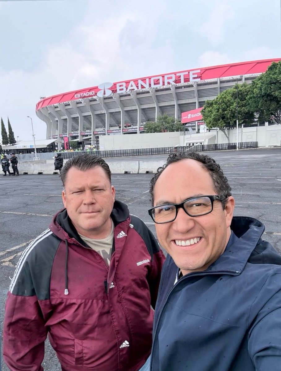GildoGarzaMx's tweet photo. 🔴 #Querétaro | ¿Quién pompó?
¿Quién le pagó el boletito al diputado local de San Juan del Río, Édgar “El Güero” Inzunza (@Guero_Inzunza) y a Israel Alejandro Pérez, secretario general de Morena en Querétaro?
¿Fue pago de Santiago Nieto (@SNietoCastillo) por organizarle eventos adelantados y acarreos?
¿O será que Alejandro le vendió los CODS para las encuestas?
Porque con un sueldo de 38 mil pesos al mes, no cualquiera se avienta un boleto de 120 mil pesos.
El diputado, bueno… ese quizá saca de otros lados.
Pero ahí está la pregunta: ¿qué pasó con la austeridad?
Mi estimado y caro lector: también sus defensores tapones de alcantarilla frustrados deberían explicar quién pompó.