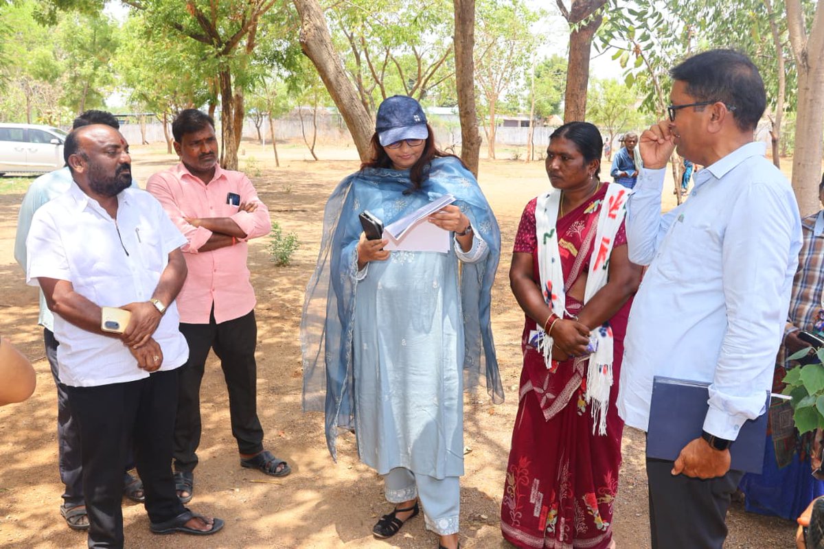 aclbknr's tweet photo. పాఠశాలల పునః ప్రారంభ కార్యక్రమంలో భాగంగా శ్రీమతి అశ్విని తానాజీ వాకడే ACLB గారు కొత్తపల్లి మం.ఎలగందల్ మోడల్ స్కూల్,ZPHS,KGBV, SW హాస్టల్ ను సందర్శించి మౌలిక వసతుల పరిస్థితిని పరిశీలించి విద్యార్థులకు ఎలాంటి అసౌకర్యం కలగకుండా విద్యాసంస్థలను సన్నద్ధం చేయాలని అధికారులకు సూచించారు. https://t.co/hvi85hJaPA