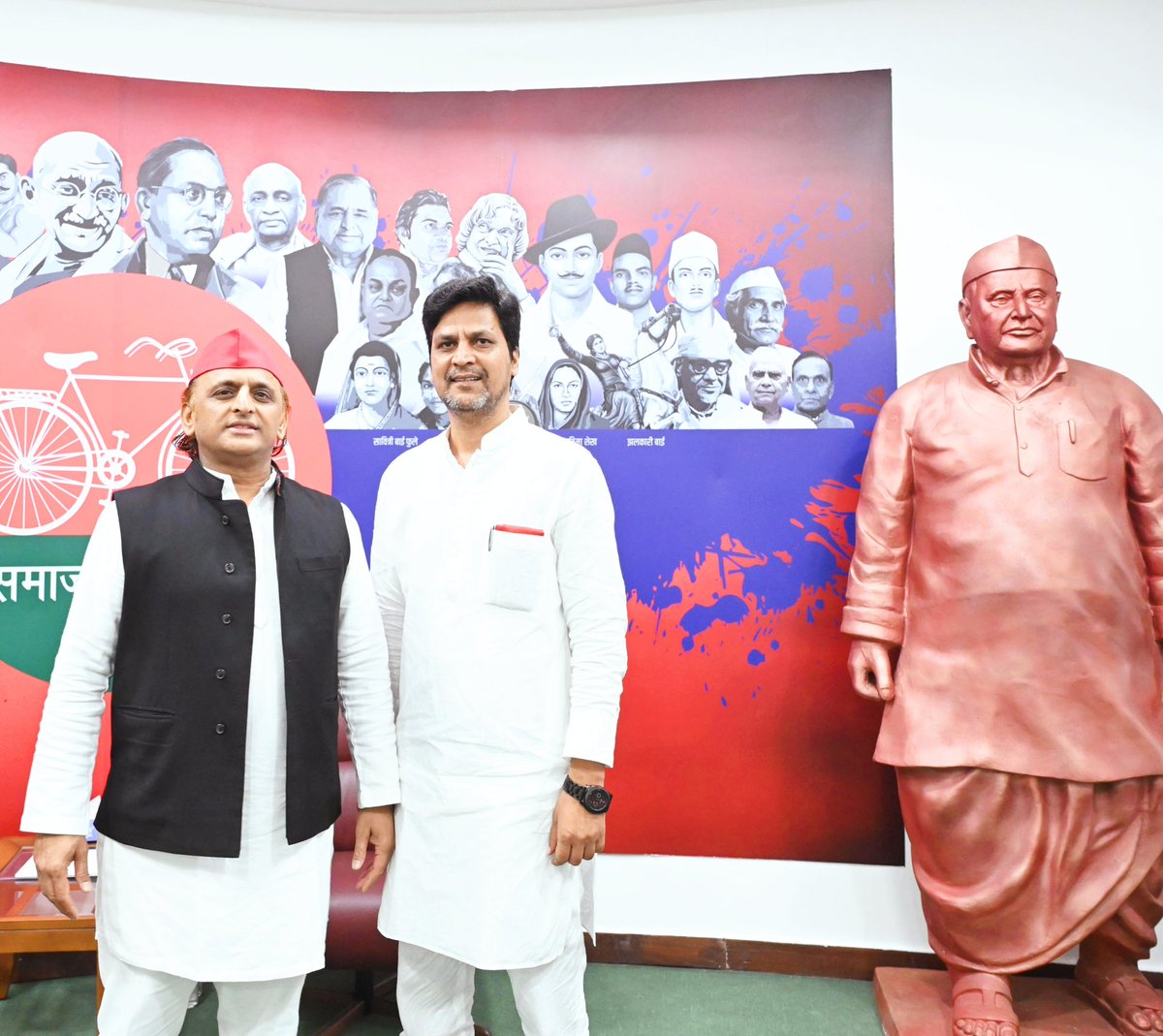 drrajeshyadavSP's tweet photo. @yadavakhilesh देश के भविष्य,करोड़ो शोषितों,दलितों और पिछड़ो के मसीहा,मेरे महबूब नेता मा.अखिलेश यादव जी से आशीर्वाद प्राप्त हुआ।राजनितिक चर्चा के साथ-2 जो आदेश मिला उसको अक्षरशः पालन करते हुए 2027 में #PDA सरकार बनाएंगे।
आपका #डॉ_राजेश_यादव ,महराजगंज। https://t.co/xVYENhp42Z
