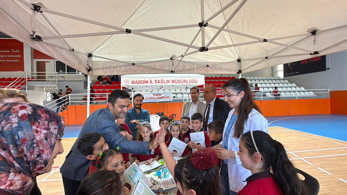 mardinilsaglik's tweet photo. 📌 Sağlıklı Çocuk, Sağlıklı Gelecek

Sağlık Bakanlığımız ve Millî Eğitim Bakanlığı iş birliğiyle yürütülen “Sağlıklı Çocuk, Sağlıklı Gelecek” projesi kapsamında Savur İlçe Toplum Sağlığı Merkezimiz ve İlçe Millî Eğitim Müdürlüğü ile Savur Kapalı Spor Kompleksi’nde öğrencilerimizle bir araya geldik. 

Etkinliğimizde çocuklarımızla;
🦷 Ağız ve diş sağlığı ile temizlik
🏃‍♀️ Hareketli yaşam ve fiziksel aktivite
🍎 Sağlıklı beslenme
🦠 Bulaşıcı hastalıklardan korunma

konularında bilgilendirici ve farkındalık artırıcı çalışmalar gerçekleştirdik.

Toplam 150 öğrencimizin katılımıyla düzenlenen etkinlikte, sağlıklı yaşam alışkanlıklarının erken yaşta kazanılmasının önemini vurguladık.

Sağlıklı nesiller, sağlıklı bir gelecek demektir. 🌱

#SağlıklıÇocukSağlıklıGelecek
@halksagligigm @sbsggm
