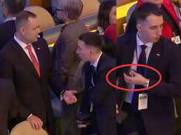 WredotaS's tweet photo. @LeskiewiczRafa Rafał a człowiek od podawani snusów za swoje poleci? https://t.co/wUGH3ZHtSd