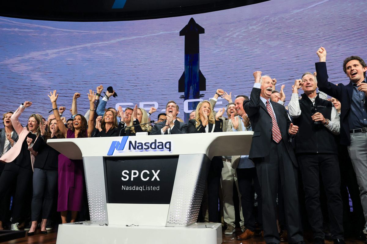CNBC's tweet photo. Elon Musk and SpaceX President and COO Gwynne Shotwell rang the opening bell on Friday, with Musk in Texas and Shotwell at the Nasdaq in New York City, ahead of SpaceX's historic market debut. 

More details: https://t.co/dvG9N9SwgV https://t.co/PGVstJwKAT