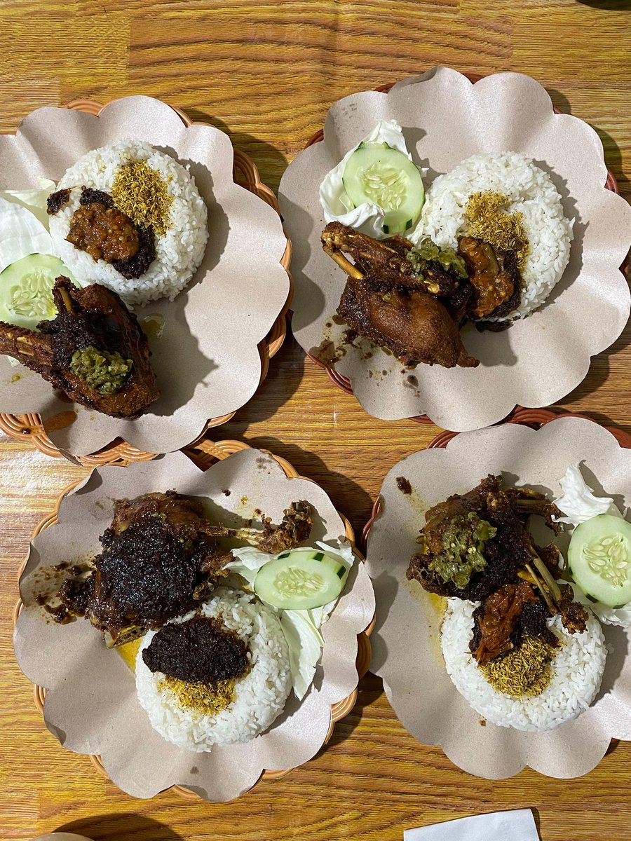 namnamfru's tweet photo. NASI BEBEK DAPUR MADURA MANAHAN 

Dagingnya gak amis, empuk tp bukan yg mrotol. Bumbu hitamnya jls ada &amp; enak
Sambelnya 2 macem (ijo &amp; merah)🫶🏻✨

27k nasi dada (blm sama minum)

Shopeefood
📌 https://t.co/obNn5vjyrN

Deket Balekambang &amp; Stadion Manahan 
📍https://t.co/q0FFLZ4ahg https://t.co/RpMt4AVoBS